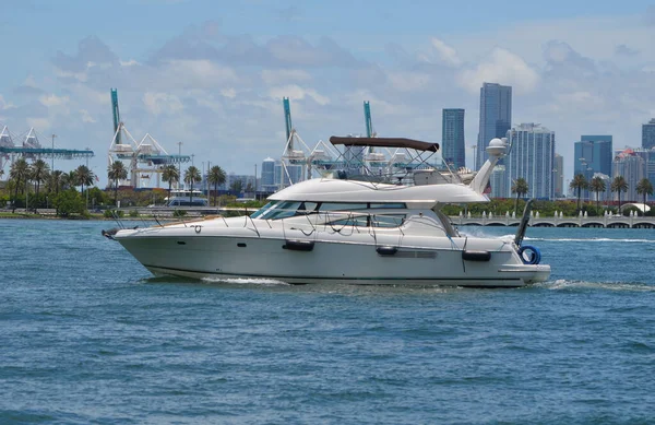 佛罗里达州迈阿密海滩佛罗里达近岸航道星岛外的中型白色豪华游艇 — 图库照片
