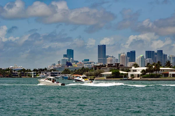 Panoramautsikt Över Båtar Biscayne Bay Mot Bakgrund Centrum Miami Tall — Stockfoto