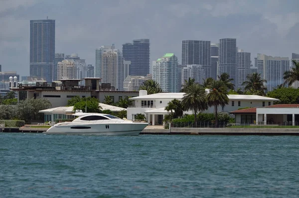 Vit Motor Yacht Cruising Lyx Fastigheter Rivoalto Miami Beach Med Royaltyfria Stockbilder