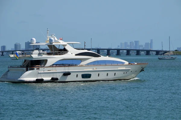 Yacht Motore Bianco Che Naviga Lungo Florida Intra Coastal Waterway — Foto Stock