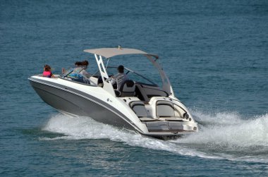 Miami Sahili 'nin dışındaki Florida Sahil İçi Su Yolu' nda son teknoloji motorlu tekne hız yapıyor..