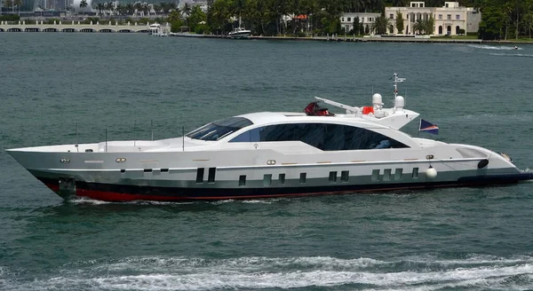 Streamlined White Luxury Motor Yacht Florida Intra Coastal Waterway Miami — Stock Photo, Image