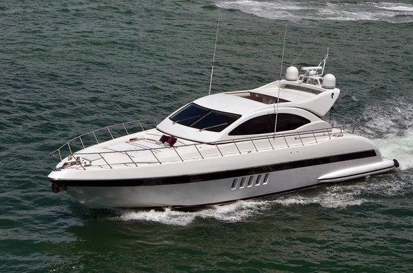 Fehér Luxus Motoros Jacht Cirkál Biscayne Bay Miami Beach Mellett — Stock Fotó