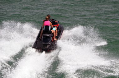 Genç bir çift jet skiye biniyor..