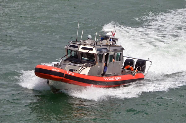 美国弗洛里亚迈阿密海滩2020年7月19日返回美国海岸警卫队在佛罗里达州迈阿密海滩的巡逻艇 图库照片