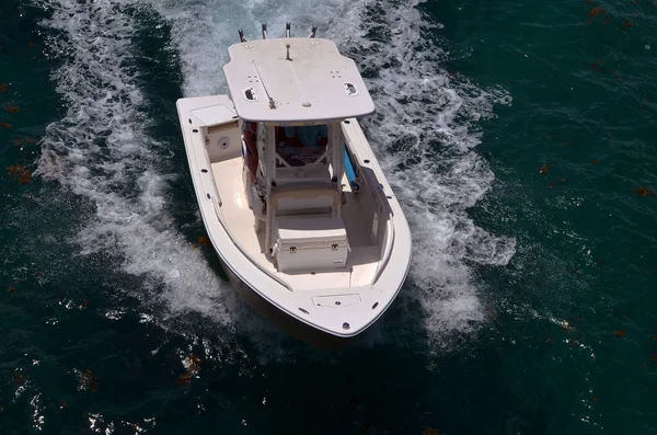 Vinklad Overhead Över Liten Fiskebåt Med Canopied Täckt Mittkonsol — Stockfoto