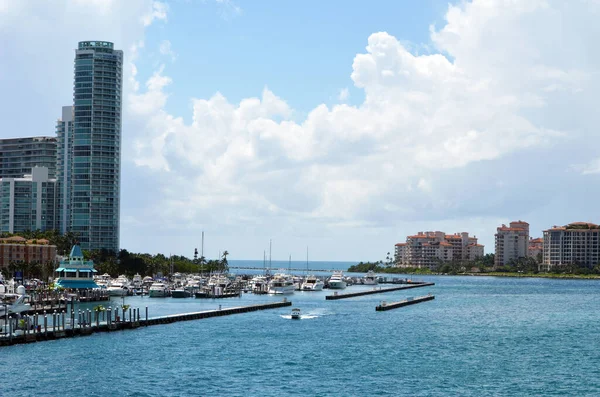Luxury Condos Condo Towers Biscayne Bay Overlooking Marine Miami Beach — стоковое фото