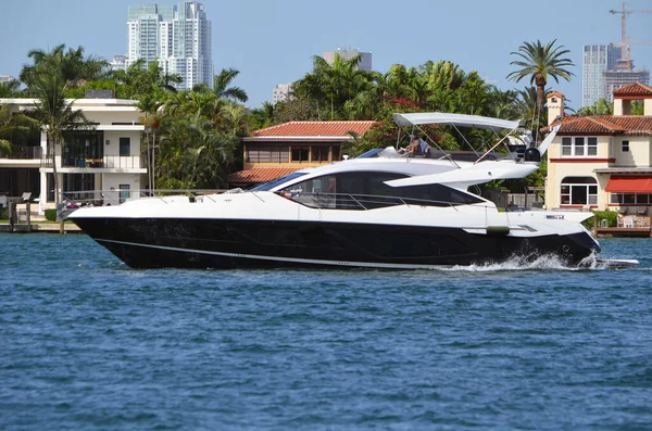 Luxe Zwart Wit Motorjacht Florida Intra Coastal Waterway — Stockfoto