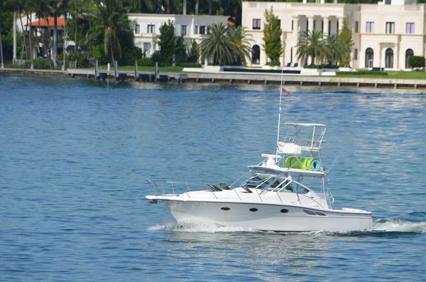 High End Sport Fishing Boat Cruising Mansions Star Island Miami — Stock Photo, Image