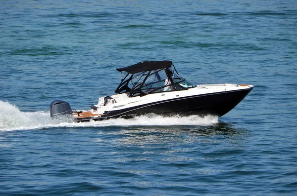 位于弗洛里达迈阿密海滩外的Biscayne湾的高档汽艇超速行驶 — 图库照片