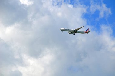 2 Eylül 2025 'te Miami Uluslararası Havaalanı' na inmeye hazırlanan, tekerlekleri indirilmiş bir yolcu uçağı..