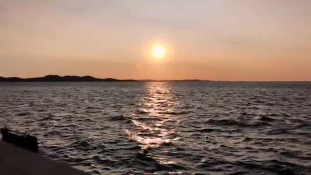 Krásné Velké Oranžové Slunce Dostane Dolů Modrém Moři Při Západu — Stock video