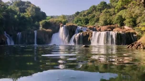 Güzel Nehir Basamaklı Şelale Yeşil Dağlar Suya Düşüyor — Stok video