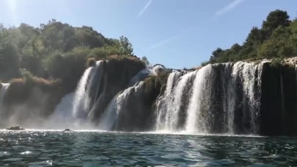 Tatlı Güzel Basamaklı Şelale Düşüyor Nehir Dağlarda — Stok video
