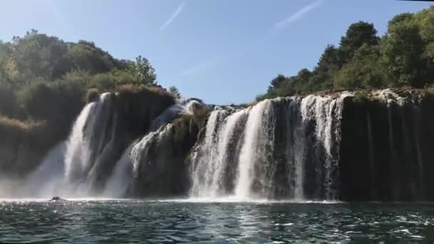 山の川の水に落ちる強いカスケード滝のクローズ アップ ビュー — ストック動画