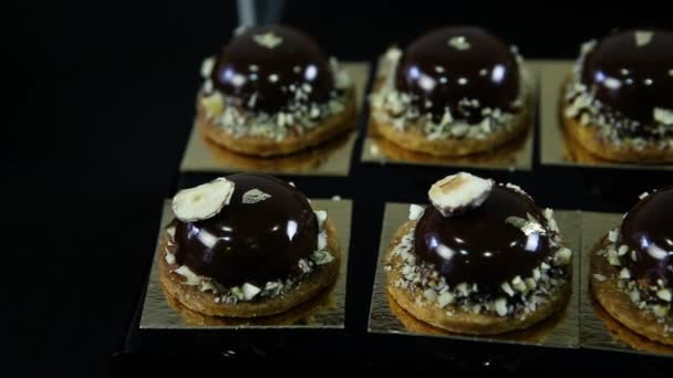 Close Panorama Sobre Pequenas Sobremesas Redondas Chocolate Stand Mesa Preta — Vídeo de Stock