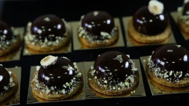 Panorama Close Pequenas Sobremesas Redondas Chocolate Decoradas Com Amendoins Esmagados — Vídeo de Stock