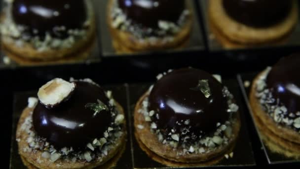 Närbild Panorama Små Runda Choklad Ptifur Desserter Stå Svart Bord — Stockvideo