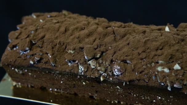 Повільна Панорама Прямо Цілому Смачному Шоколадному Десерті Прикрашеному Подрібненим Арахісом — стокове відео