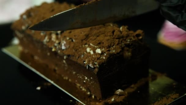 Confeiteiro Mãos Cortadas Pedaços Saborosa Sobremesa Chocolate Decorado Com Amendoim — Vídeo de Stock