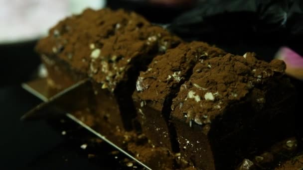Mão Confeiteiro Corta Pedaços Saborosa Sobremesa Chocolate Decorado Com Amendoim — Vídeo de Stock