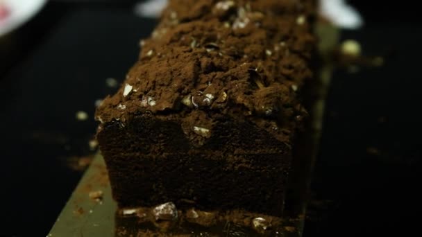 Nahaufnahme Panorama Auf Ganze Leckere Schokolade Dessert Mit Zerdrückten Erdnüssen — Stockvideo