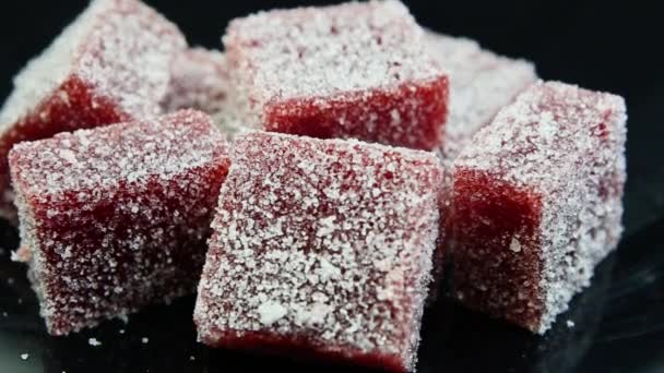 Closeup Groep Raspberry Marmelade Bedekt Met Suiker Zwarte Spiegel Achtergrond — Stockvideo