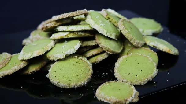 Panorama Abajo Lote Galletas Shortbread Verde Encuentran Una Superficie Espejo — Vídeo de stock