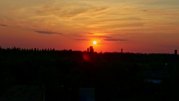 Красивое Маленькое Красное Солнце Садится Красное Небо Городском Пейзаже Закате — стоковое видео