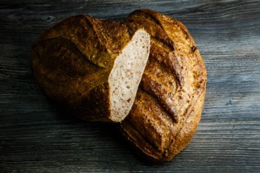 hayatım yalan karanlık tablo arka plan üzerine bütün ve ev yapımı dikdörtgen buğday ekmek yarısı kaplı