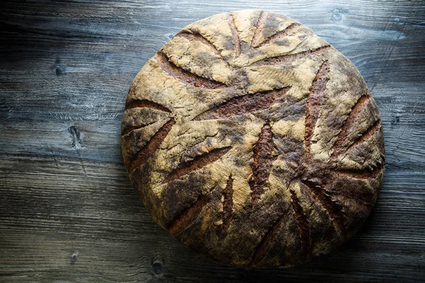 Bovenaanzicht Van Het Grote Geheel Zelfgemaakte Ronde Zwart Brood Met — Stockfoto