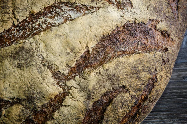 Closeup Grote Geheel Handgemaakt Ronde Zwart Brood Met Interessante Textuur — Stockfoto