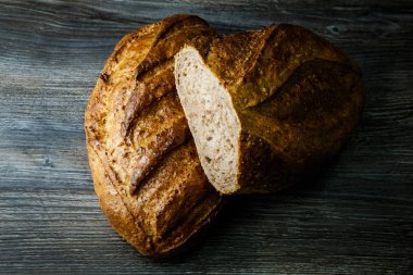 hayatım yalan karanlık tablo arka plan üzerine bütün ve el yapımı dikdörtgen buğday ekmek yarısı kaplı