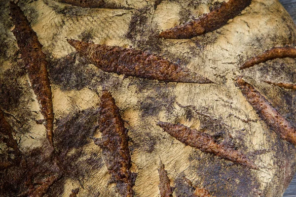 Grote Geheel Handgemaakt Ronde Zwart Brood Met Interessante Textuur Leugen — Stockfoto