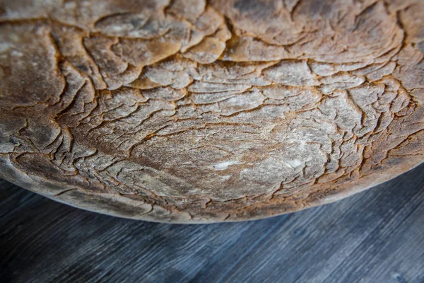 Macro Grote Geheel Handgemaakt Ronde Zwart Brood Met Interessante Textuur — Stockfoto