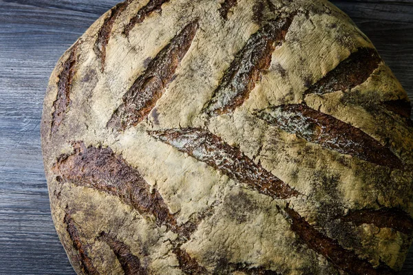 Closeup Grote Geheel Handgemaakt Ronde Zwart Brood Met Interessante Textuur — Stockfoto