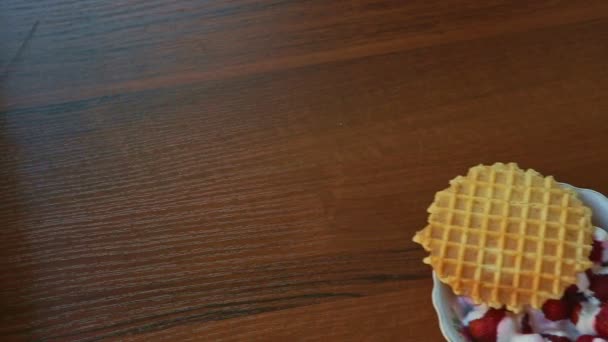 Kadın Itmek Koyu Ahşap Masa Beyaz Kupa Belçika Waffle Ekşi — Stok video