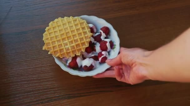 Belçika Waffle Ekşi Krema Ile Kaplı Kırmızı Çilek Ile Koyu — Stok video