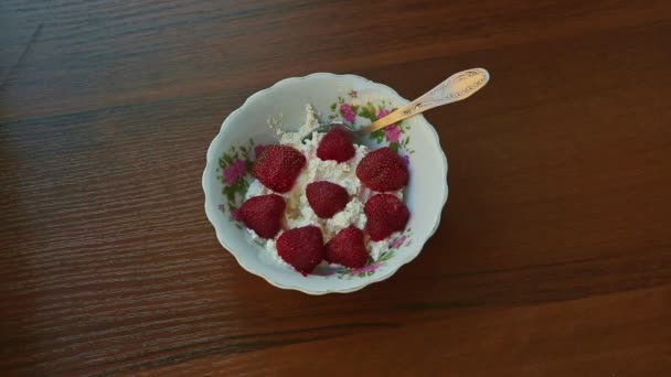 Frau Nimmt Braune Holztischschüssel Mit Hausgemachtem Quark Mit Roten Erdbeeren — Stockvideo