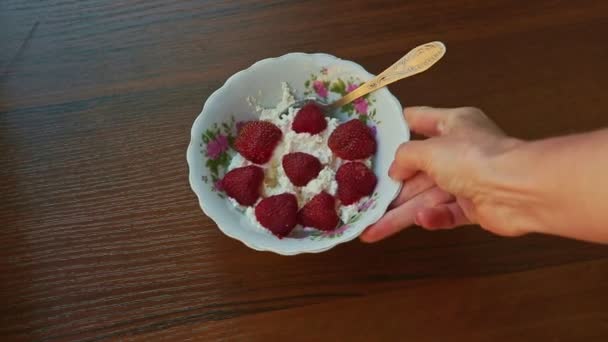 Frau Legt Hand Auf Braune Holztischschüssel Mit Hausgemachtem Quark Mit — Stockvideo