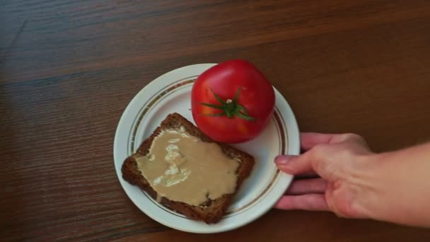 Kvinna Hand Sätter Med Kokt Ägg Och Plåt Med Tomat — Stockvideo