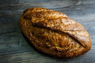 El yapımı dikdörtgen buğday ekmek bal yalan üzerine karanlık tablo arka plan ile kaplı