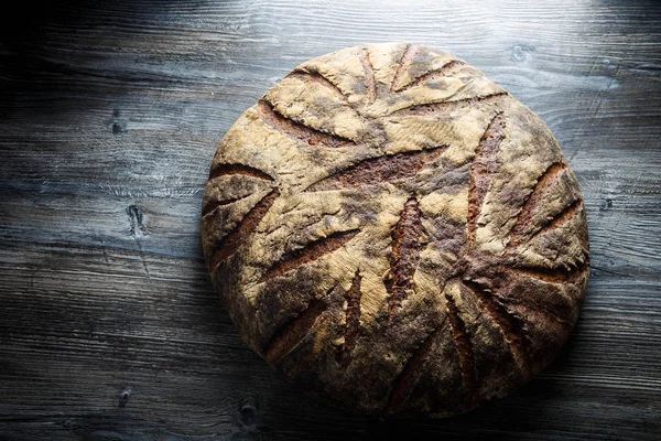 Grote Geheel Zelfgemaakte Ronde Zwart Brood Met Interessante Textuur Leugen — Stockfoto