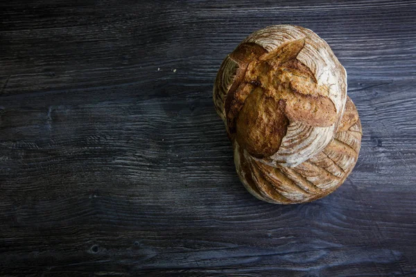 Twee Hele Handgemaakte Ronde Witte Tarwebrood Leugen Donkere Houten Tafel — Stockfoto