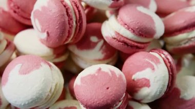 makroyu görüntüleme çeşitli beyaz ve pembe macaroons öbek üzerinde büyük tabakta beyaz kremalı dolgulu