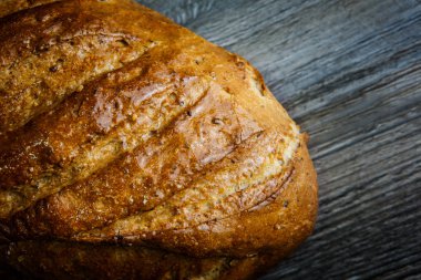 hayatım yalan karanlık tablo arka plan üzerine closeup el yapımı dikdörtgen buğday ekmek kaplı
