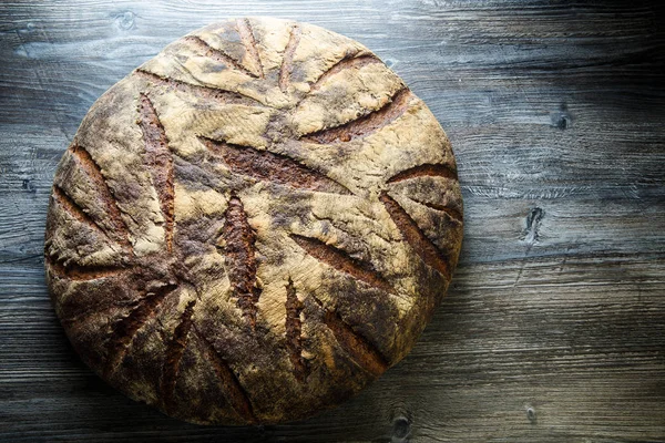 Grote Geheel Handgemaakt Ronde Zwart Brood Met Interessante Textuur Leugen — Stockfoto