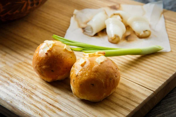 Closeup traditional ukrainian baked doughnut with garlic topping decorated with green onion and sliced tallow on wooden plate — Stock Image Closeup Traditional Ukrainian Baked Doughnut Garlic Topping Decorated Green Onion Stock Photo