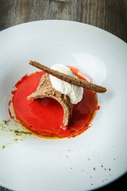 kahverengi ekmek ve beyaz derin kapta ekşi krema ile dekore edilmiş kapatmak geleneksel Ukrayna pancar çorbası