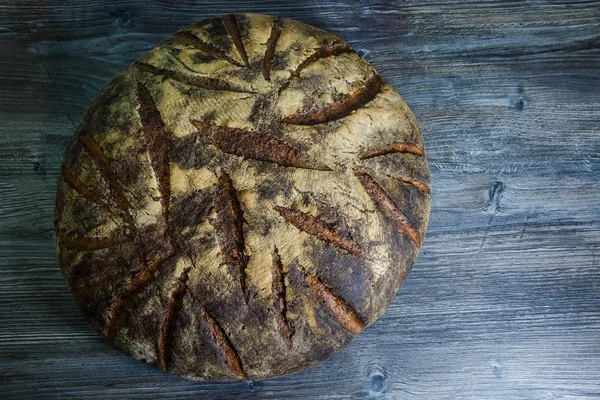 Grote Geheel Zelfgemaakte Ronde Zwart Brood Met Interessante Textuur Leugen — Stockfoto